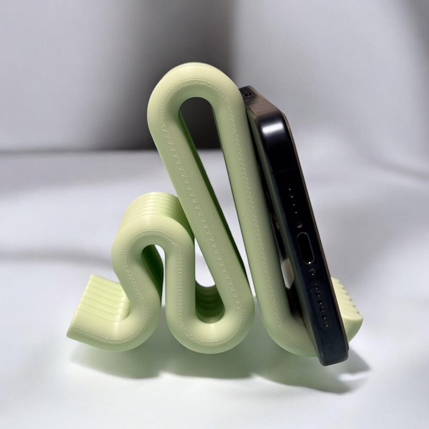 Modern Phone Stand – Minimalist Wave Design Desk Holder for Smartphone, Stylish 3D Printed Organizer for Office, Home Decor Gift Idea