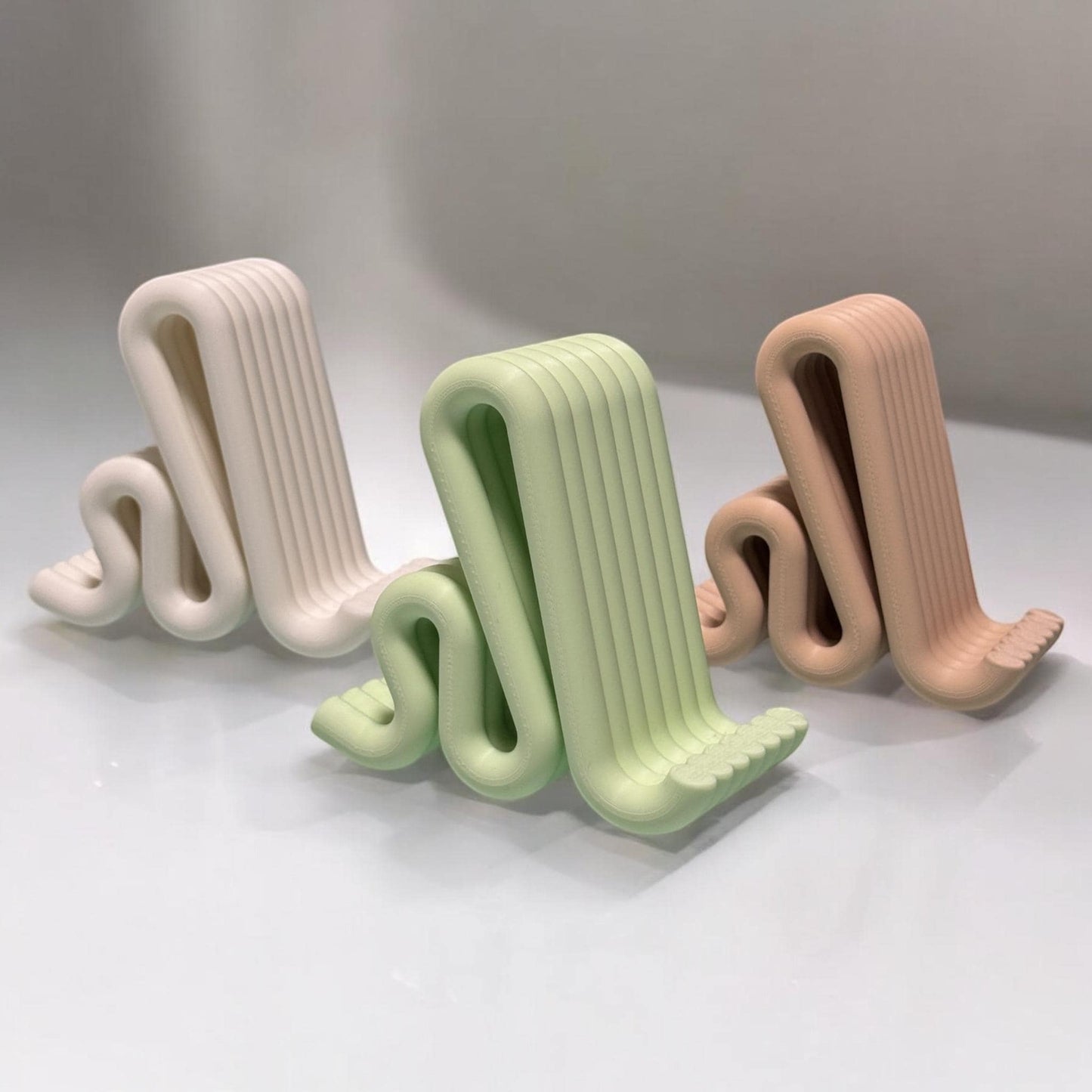 Modern Phone Stand – Minimalist Wave Design Desk Holder for Smartphone, Stylish 3D Printed Organizer for Office, Home Decor Gift Idea