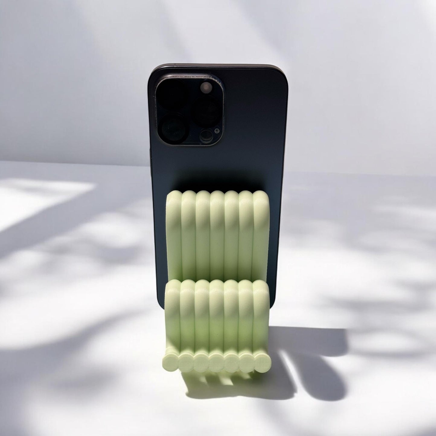 Modern Phone Stand – Minimalist Wave Design Desk Holder for Smartphone, Stylish 3D Printed Organizer for Office, Home Decor Gift Idea