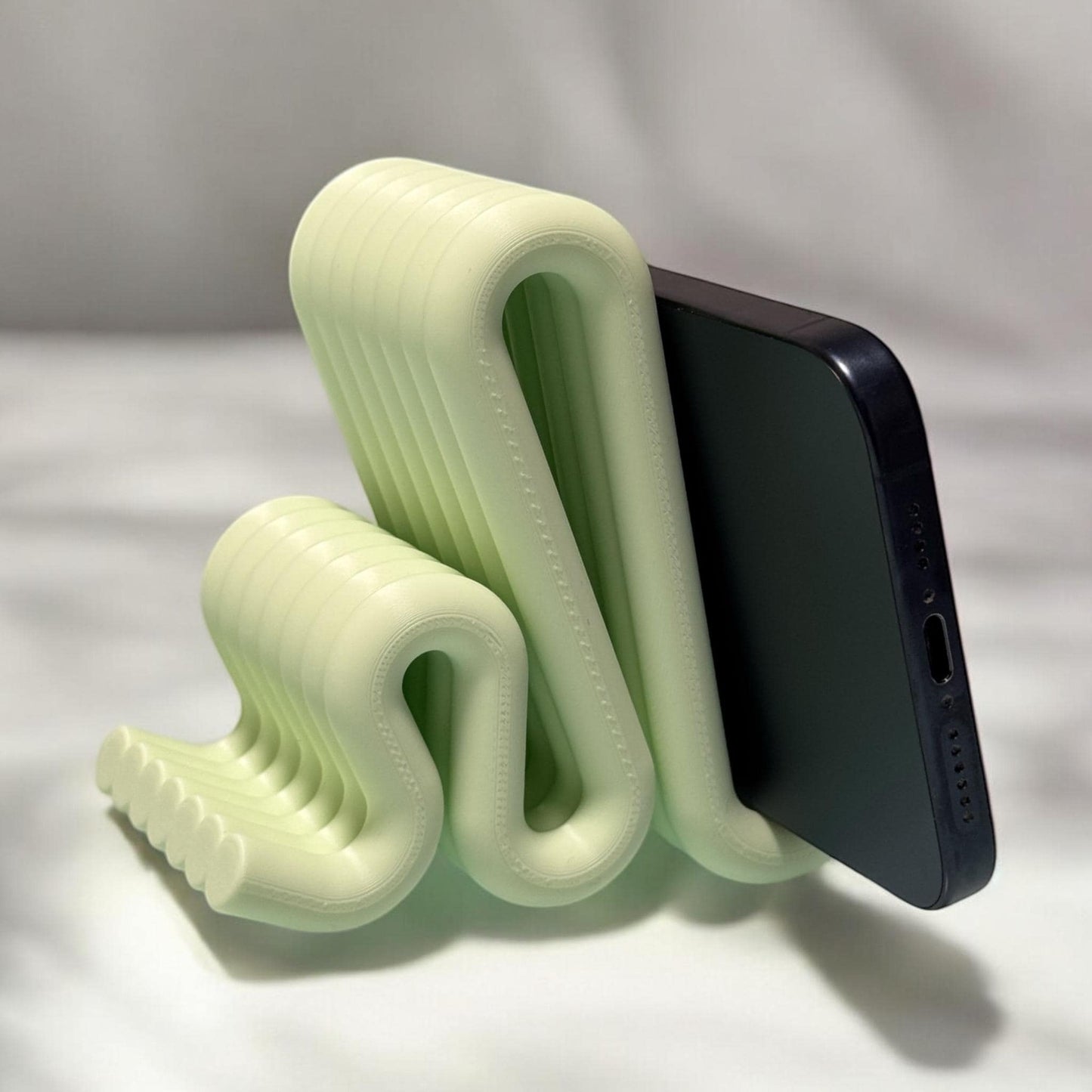 Modern Phone Stand – Minimalist Wave Design Desk Holder for Smartphone, Stylish 3D Printed Organizer for Office, Home Decor Gift Idea