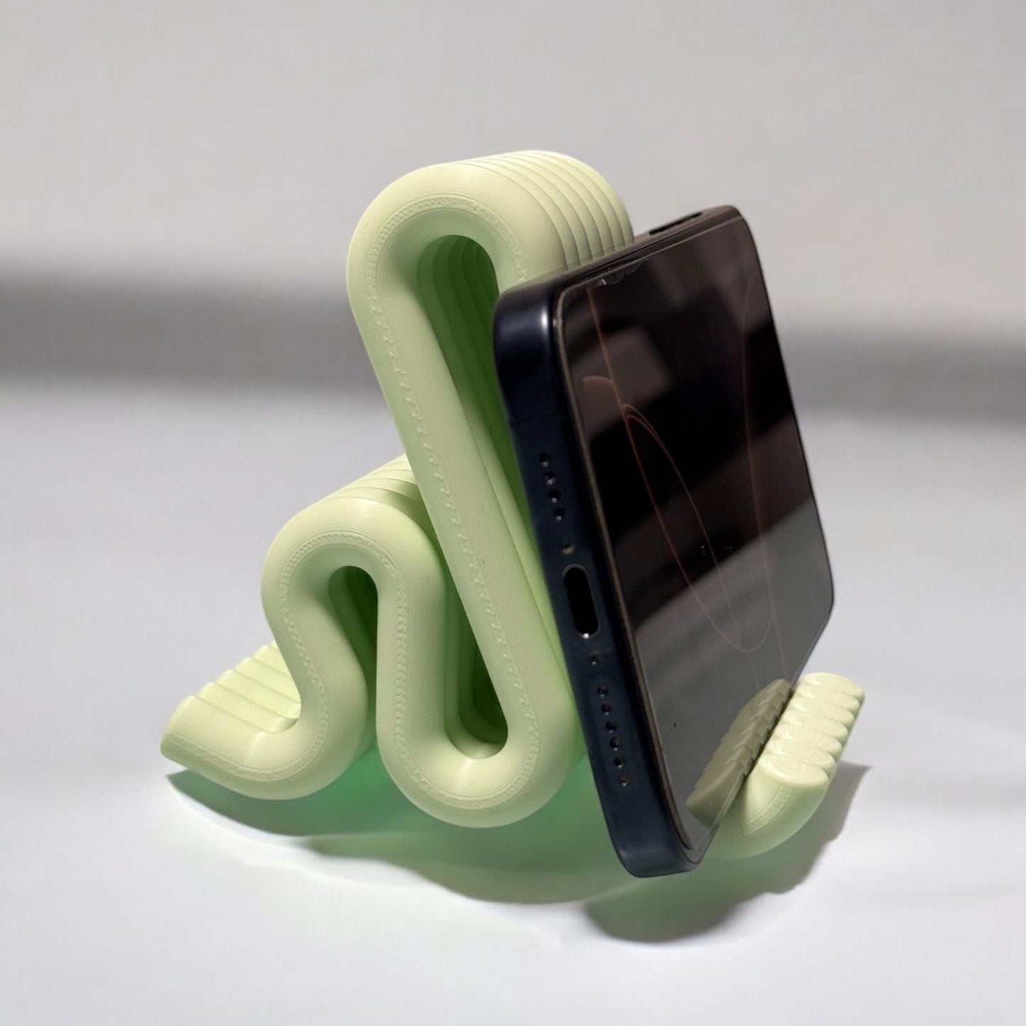 Modern Phone Stand – Minimalist Wave Design Desk Holder for Smartphone, Stylish 3D Printed Organizer for Office, Home Decor Gift Idea