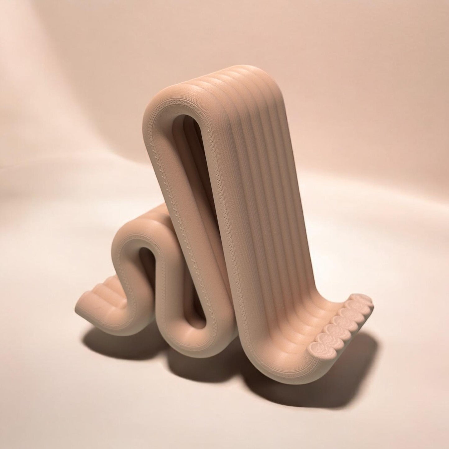 Modern Phone Stand – Minimalist Wave Design Desk Holder for Smartphone, Stylish 3D Printed Organizer for Office, Home Decor Gift Idea